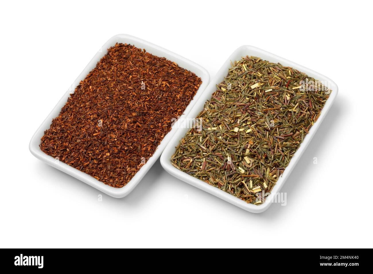 Schüssel mit getrockneten Rooibos, Buschtee, rotem Tee und grünen Rooibos Teeblättern isoliert auf weißem Hintergrund Stockfoto