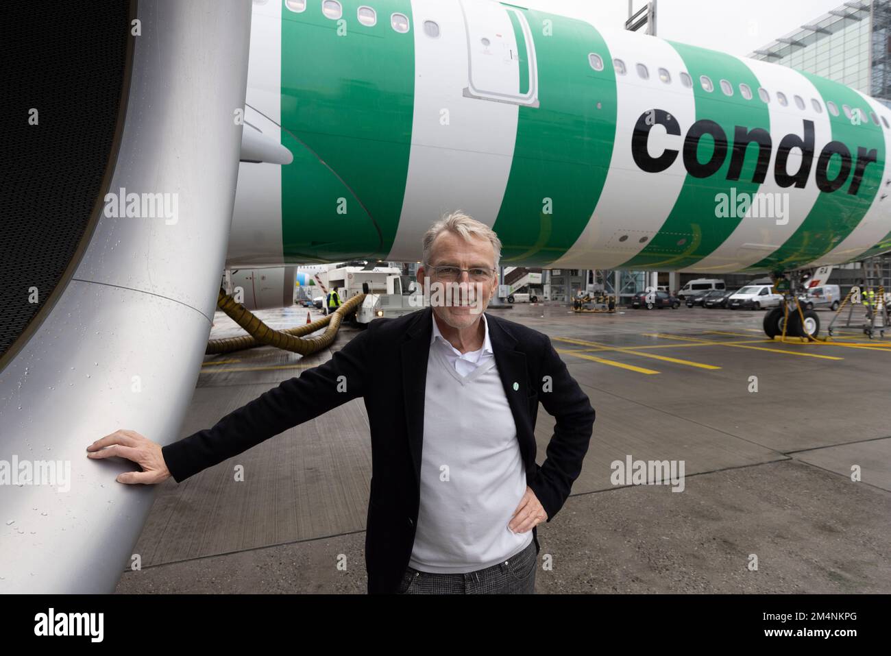 22. Dezember 2022, Hessen, Frankfurt/Main: Ralf Teckentrup, CEO der Condor Airline, steht vor dem neuen Airbus A330 Neo am Frankfurter Flughafen. Foto: Helmut Fricke/dpa Stockfoto