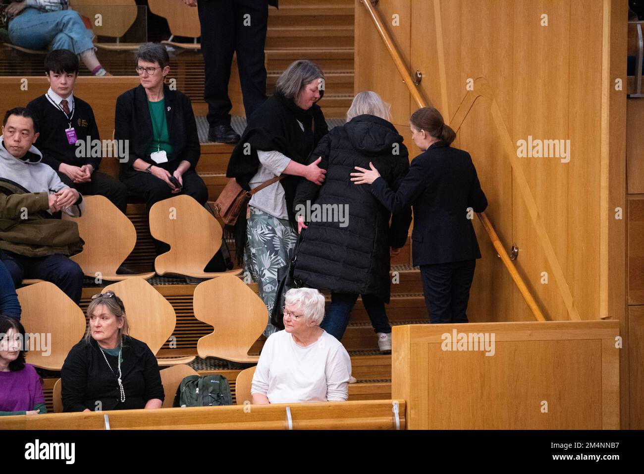 Edinburgh, Schottland, Großbritannien. 22. Dezember 2022. ABBILDUNG: Frauenrechtler reagieren, nachdem das Gesetz verabschiedet wurde, rufen die schottische Regierung an und werden von der Parlamentssicherheit und der Polizei entfernt. Reaktionen in der Debattierkammer nach der Verabschiedung des Gesetzes von Phase 3 über die Gender Recognition Reform (Schottland), wo Menschen, die ein Gender Recognition Certificate (GRC) mit Hilfe der Selbstausweis wollen, keine medizinischen Berichte benötigen, um ihre GRC zu erhalten. Kredit: Colin D Fisher Kredit: Colin Fisher/Alamy Live News Stockfoto