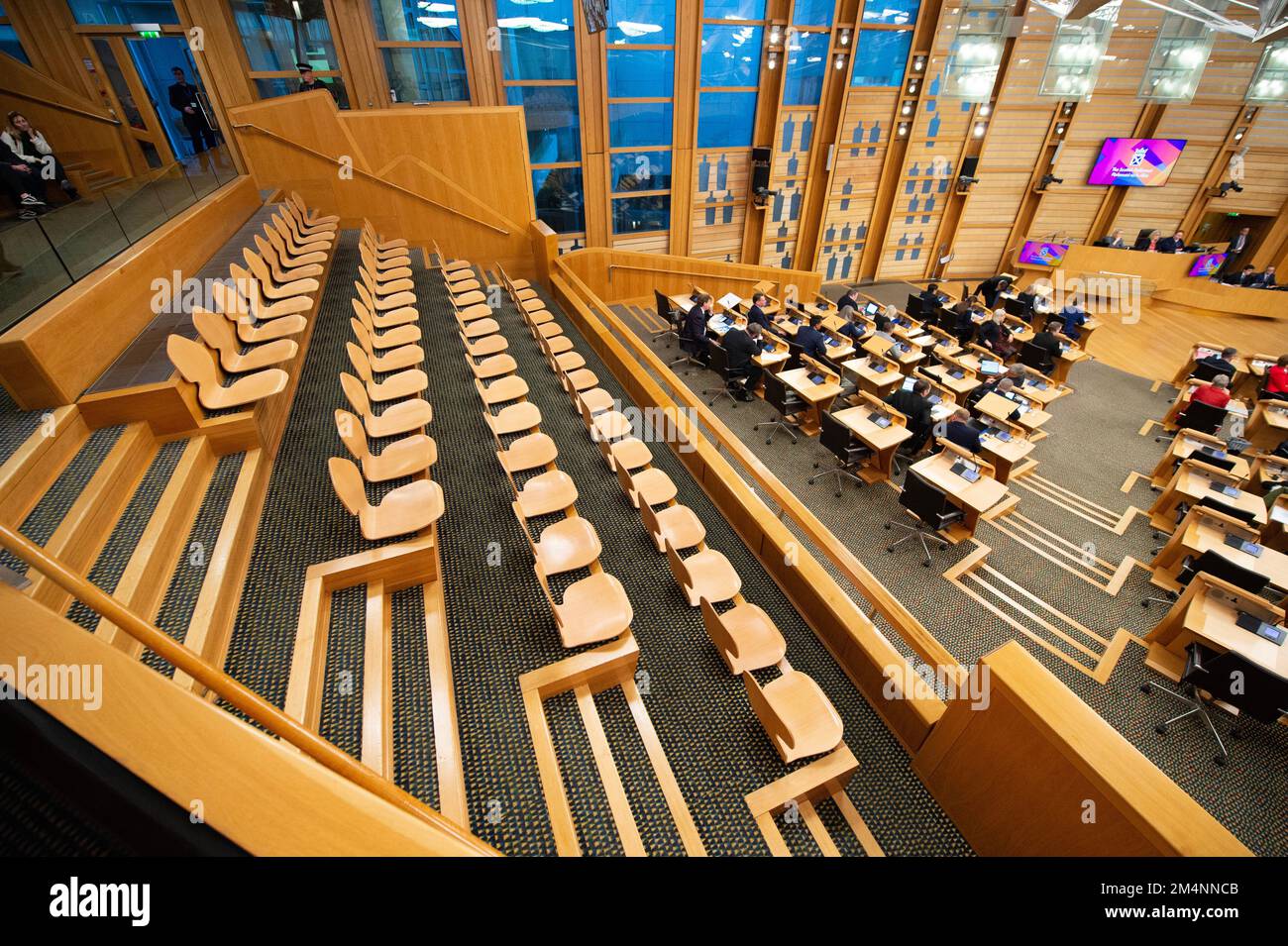 Edinburgh, Schottland, Großbritannien. 22. Dezember 2022. ABBILDUNG: Die Besuchertribüne, die hauptsächlich von Frauenrechtsaktivisten besetzt war, wurde geleert und hinterließ eine Reihe leerer Sitze. Reaktionen in der Diskussionskammer nach Verabschiedung des Gesetzentwurfs zur Reform der Geschlechteranerkennung (Schottland) in Phase 3. Kredit: Colin D Fisher Kredit: Colin Fisher/Alamy Live News Stockfoto