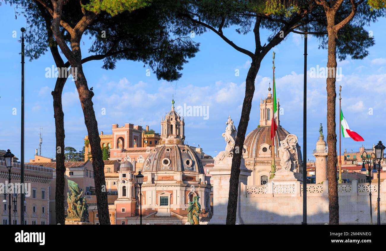 Stadtblick auf Rom von der Piazza Venezia, Italien. Stockfoto