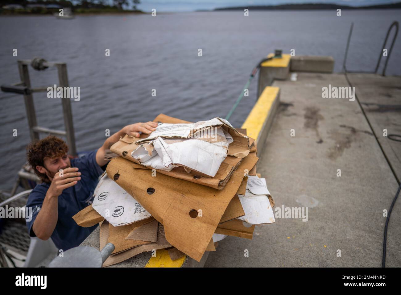 Recyceln von Pappe nach einem Angelausflug auf einem Boot in australien Stockfoto