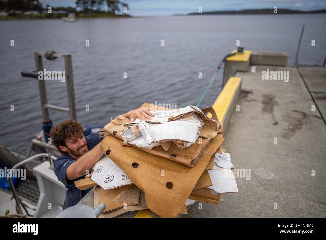Recyceln von Pappe nach einem Angelausflug auf einem Boot in australien Stockfoto