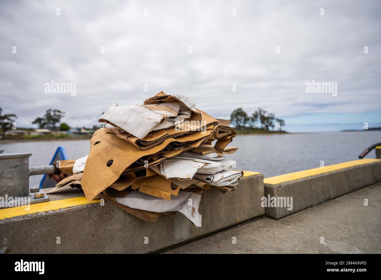 Recyceln von Pappe nach einem Angelausflug auf einem Boot in australien Stockfoto
