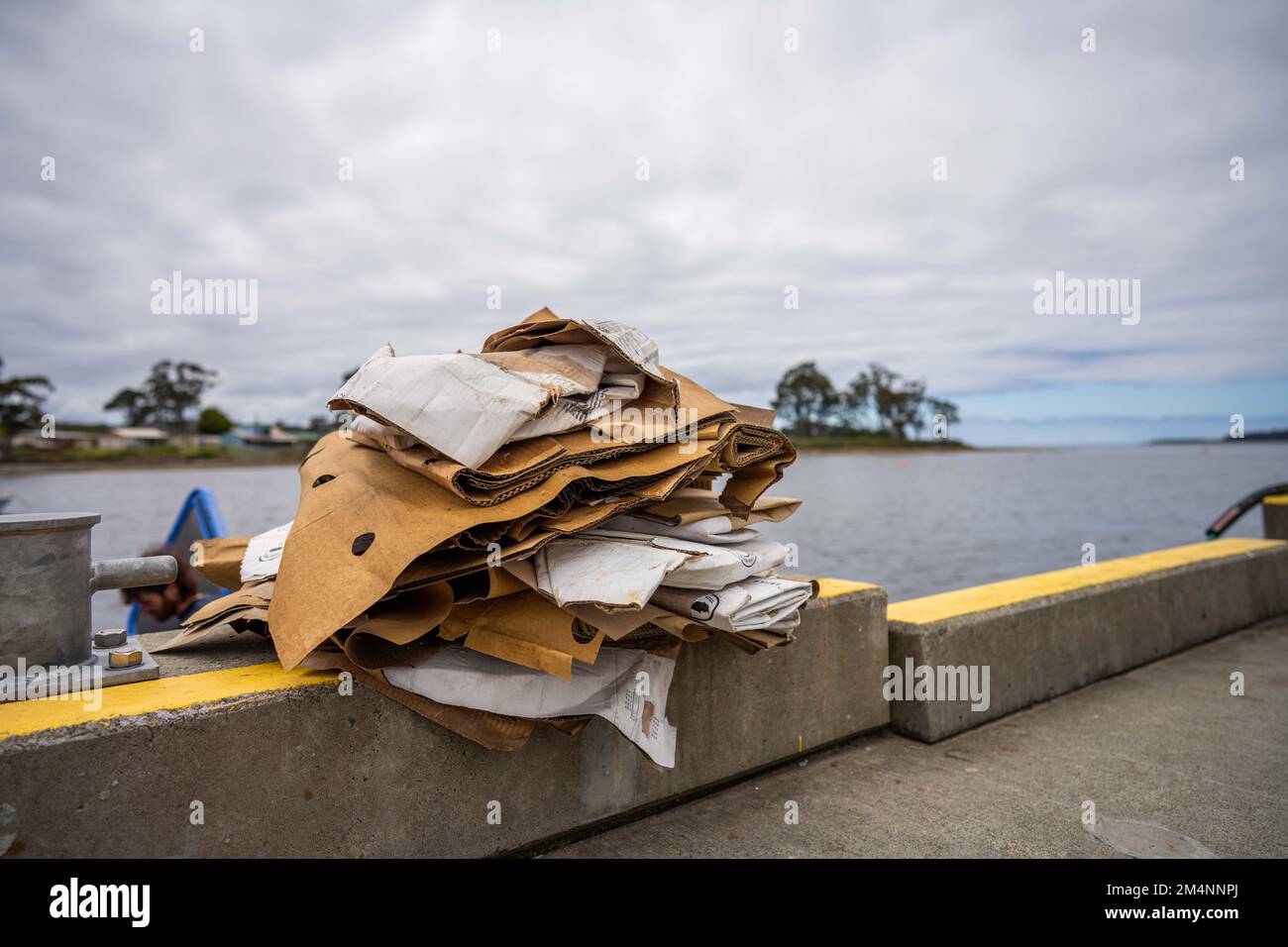 Recyceln von Pappe nach einem Angelausflug auf einem Boot in australien Stockfoto