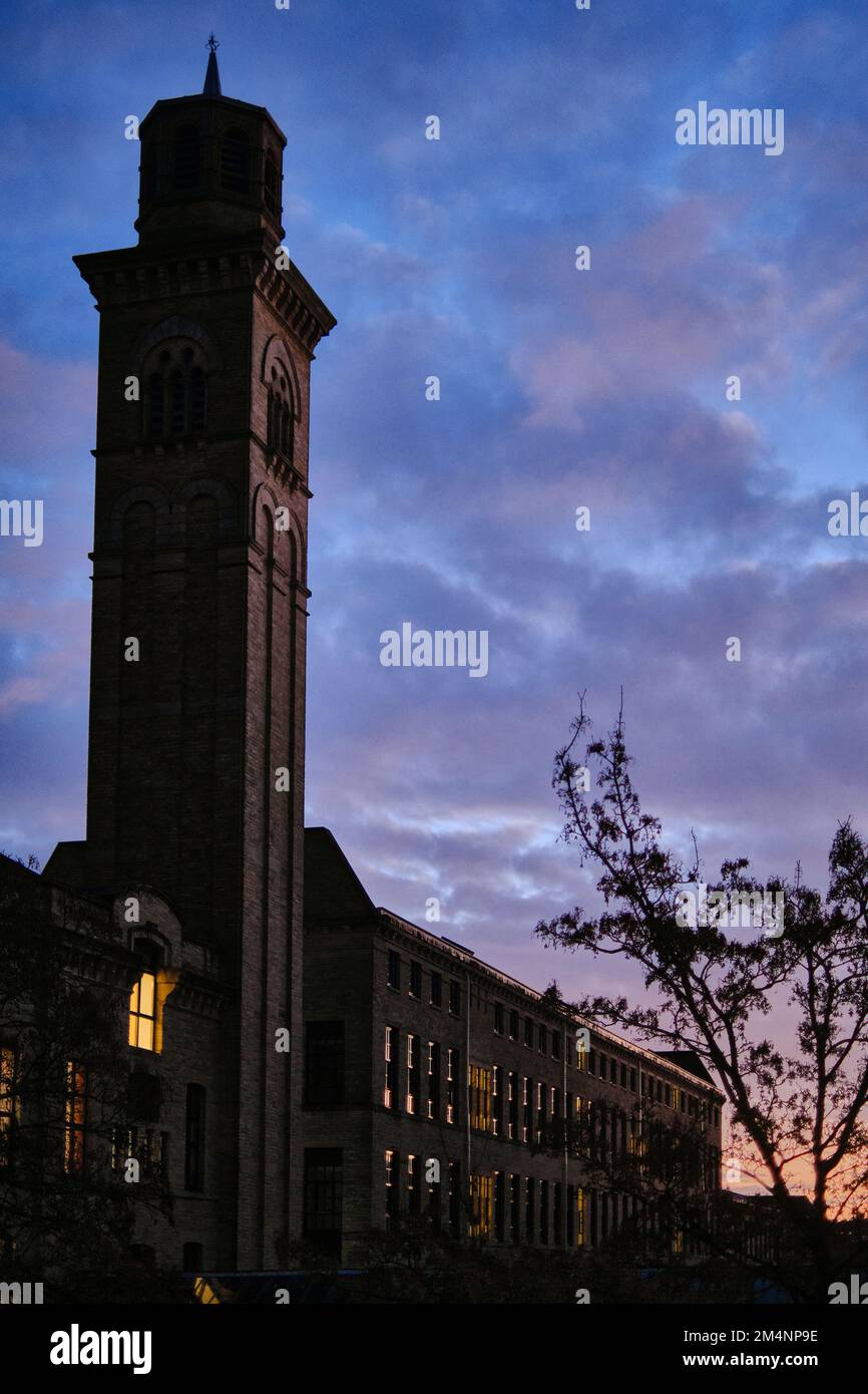 New Mills Gebäude, Teil der Salz Mills in Saltaire, Shipley bei Bradford, West Yorkshire bei Sonnenaufgang. Teil des berühmten Saltaire Village Stockfoto