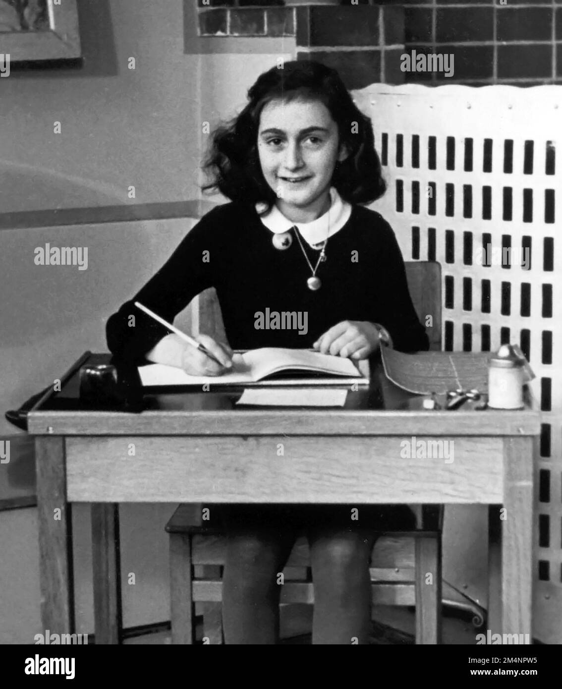 Anne Frank. Das Schulfoto von Annelies Marie 'Anne' Frank (1929-1945), dem jungen jüdischen Mädchen, das mit seinem Tagebuch über das Leben unter der Besatzung der Nazis berühmt wurde, machte sie berühmt, 1940 Stockfoto