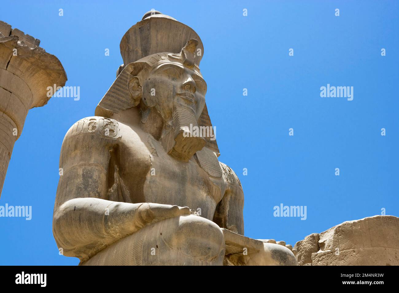 Ramses II Sitz des Kolosses von Ramesses II. In der Kolonnade von Amenophis III., Tempel von Luxor, Luxor, Niltal, Ägypten Stockfoto