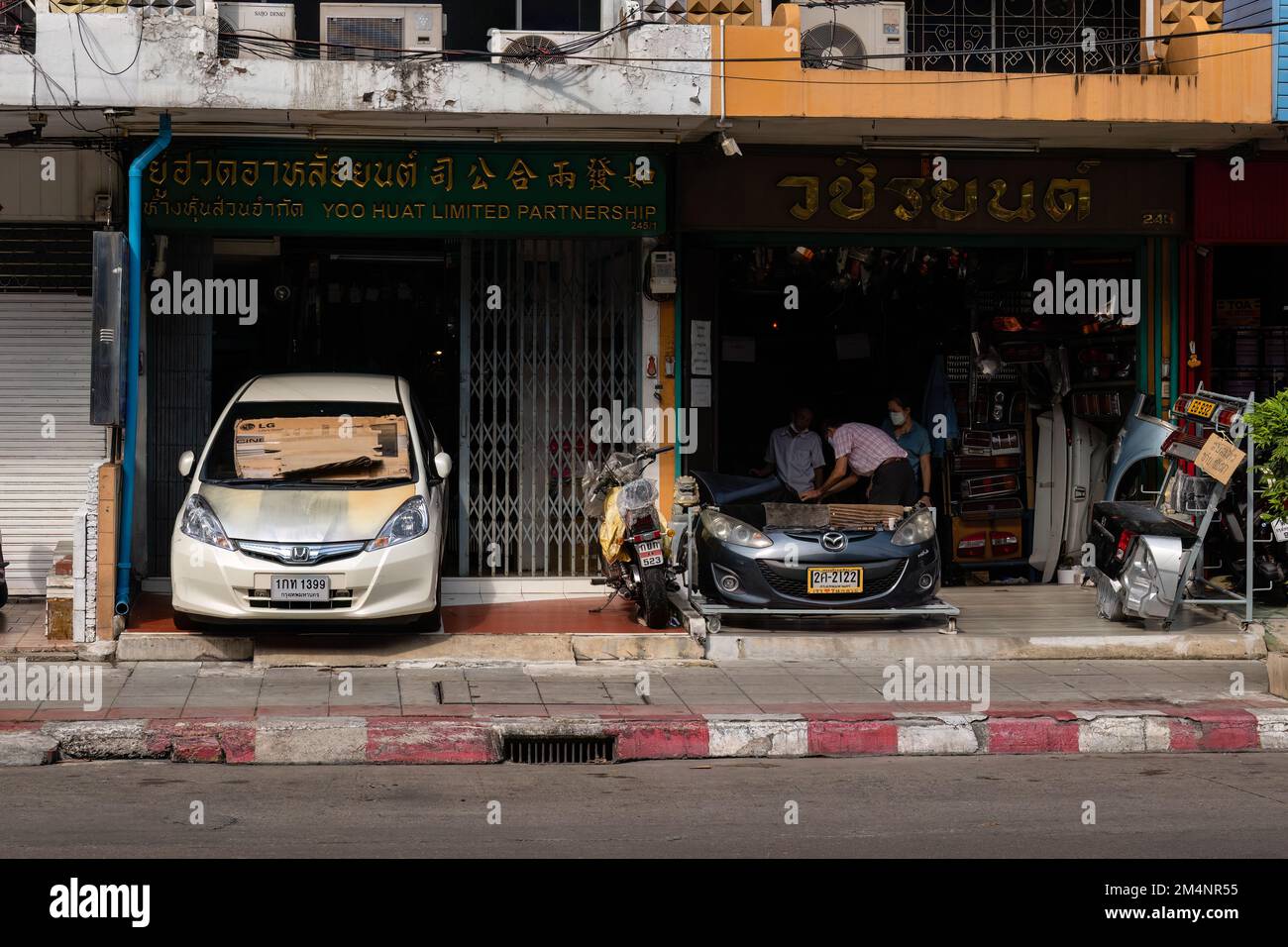 Bangkok, Thailand. 16. November 2022. Autoreparatur- und Ersatzteilgeschäft in Bangkok. Stockfoto