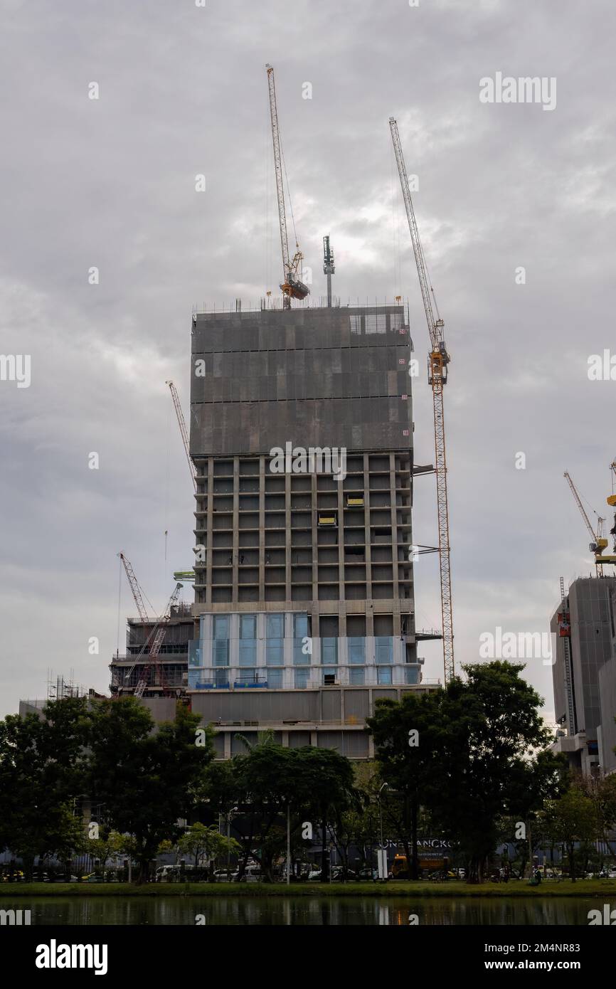 Bangkok, Thailand. 14. November 2022. Wolkenkratzer-Baustelle neben dem Lumpini-Park. Stockfoto