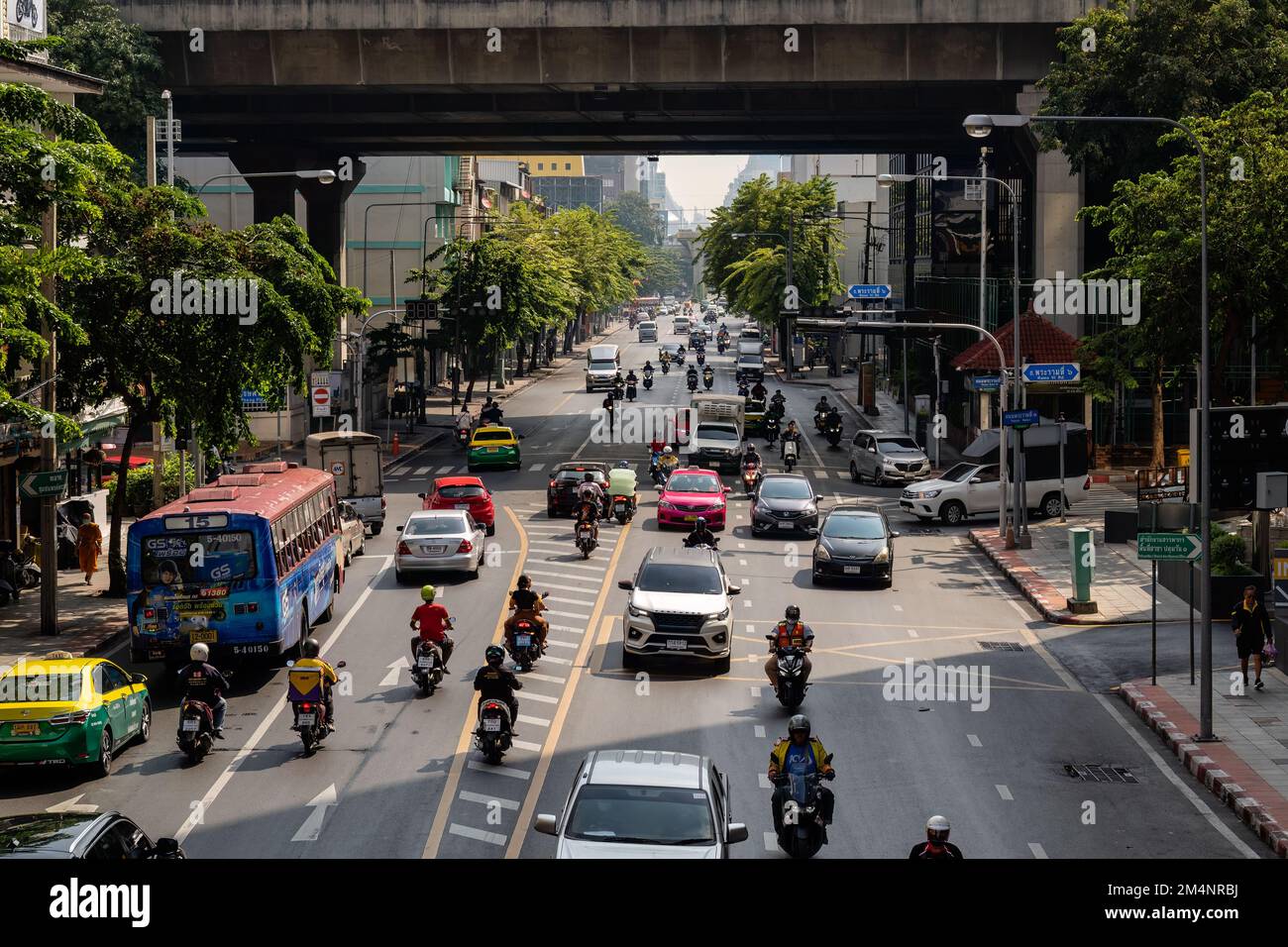 Bangkok, Thailand. 16. November 2022. Auto- und Fahrradverkehr im Zentrum von Bangkok (Rama I Road) Stockfoto