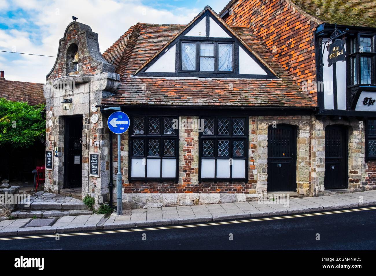 East Sussex, England, Juli 2022, Blick auf die Old Bell, ein Pub im Herzen der historischen Stadt Stockfoto