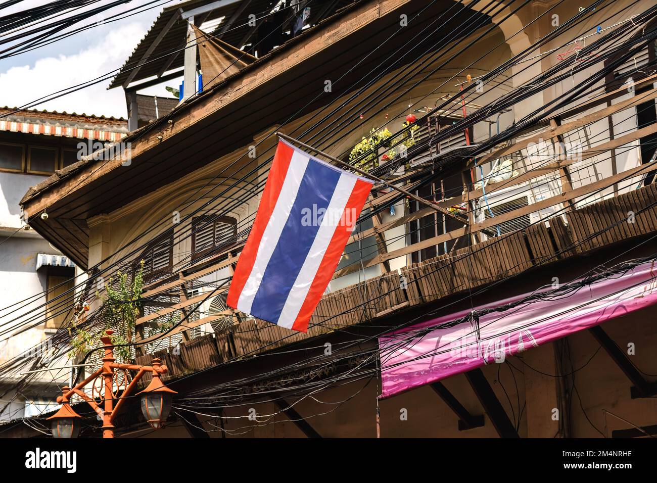 Bangkok, Thailand. 16. November 2022. Die Flagge Thailands auf einem Balkon in Chinatown, Bangkok Stockfoto