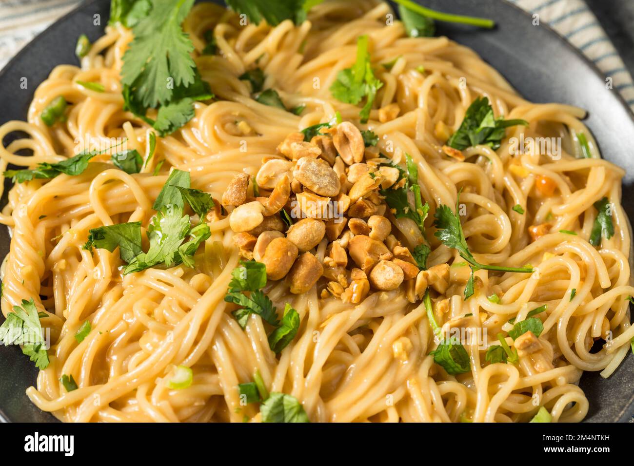 Hausgemachte asiatische Erdnusssoße Nudeln mit Cilantro und Limone Stockfoto