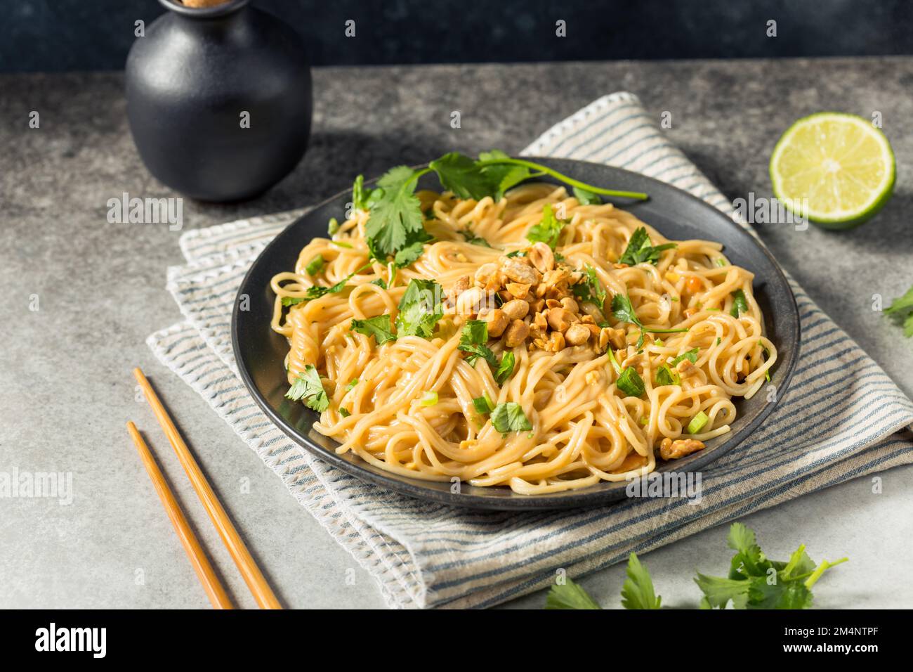 Hausgemachte asiatische Erdnusssoße Nudeln mit Cilantro und Limone Stockfoto