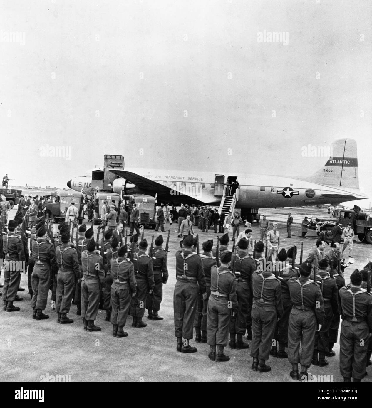 Die ersten Verwundeten von Dien Bien Phu kommen in Orly an. Fotos von Marshall-Plan-Programmen, Ausstellungen und Personal Stockfoto