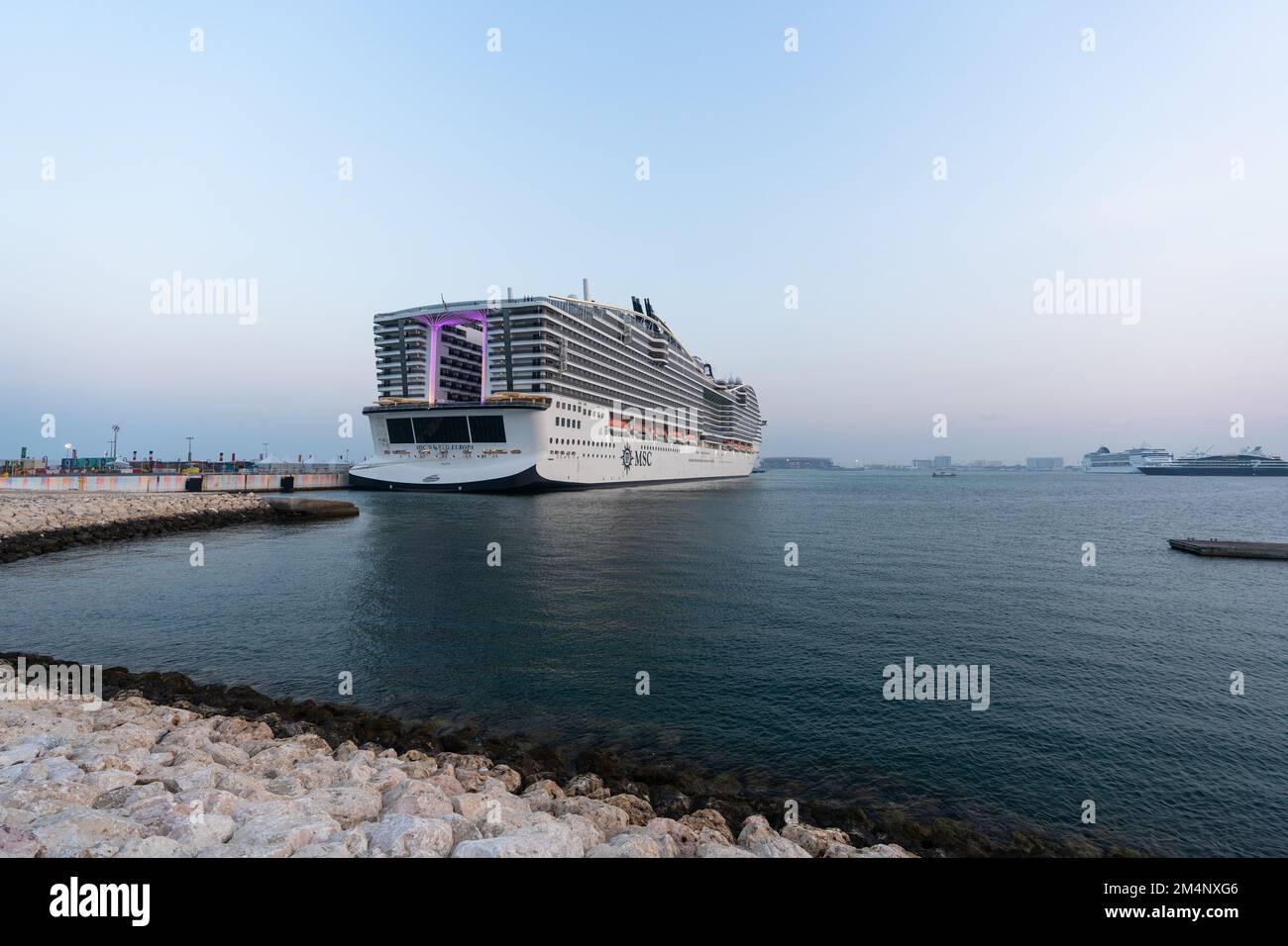 Das MSC Poesia Kreuzfahrthotel bietet eine einzigartige Unterkunft für FIFA Fußball-Fans in Katar. Stockfoto