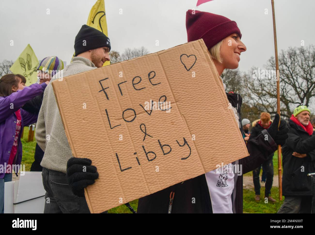 Huntingdon, Großbritannien. 22. Dezember 2022 Tierschutzaktivisten inszenierten einen Protest vor dem Hauptquartier der Cambridgeshire Constabulary in Huntingdon, in dem sie forderten, dass die Polizei zwei Beagle-Welpen freilässt, namens Love und Libby, Die zwei Tage zuvor von der Gruppe Animal Rebellion befreit wurden, als mehrere Aktivisten einbrachen und 18 Hunde aus der MBR Acres-Einrichtung befreiten, die Beagles für Tierversuche züchtete. Die beiden Welpen bleiben bei der Polizei, und es bleibt ungewiss, was sie mit ihnen Vorhaben. Kredit: Vuk Valcic/Alamy Live News Stockfoto