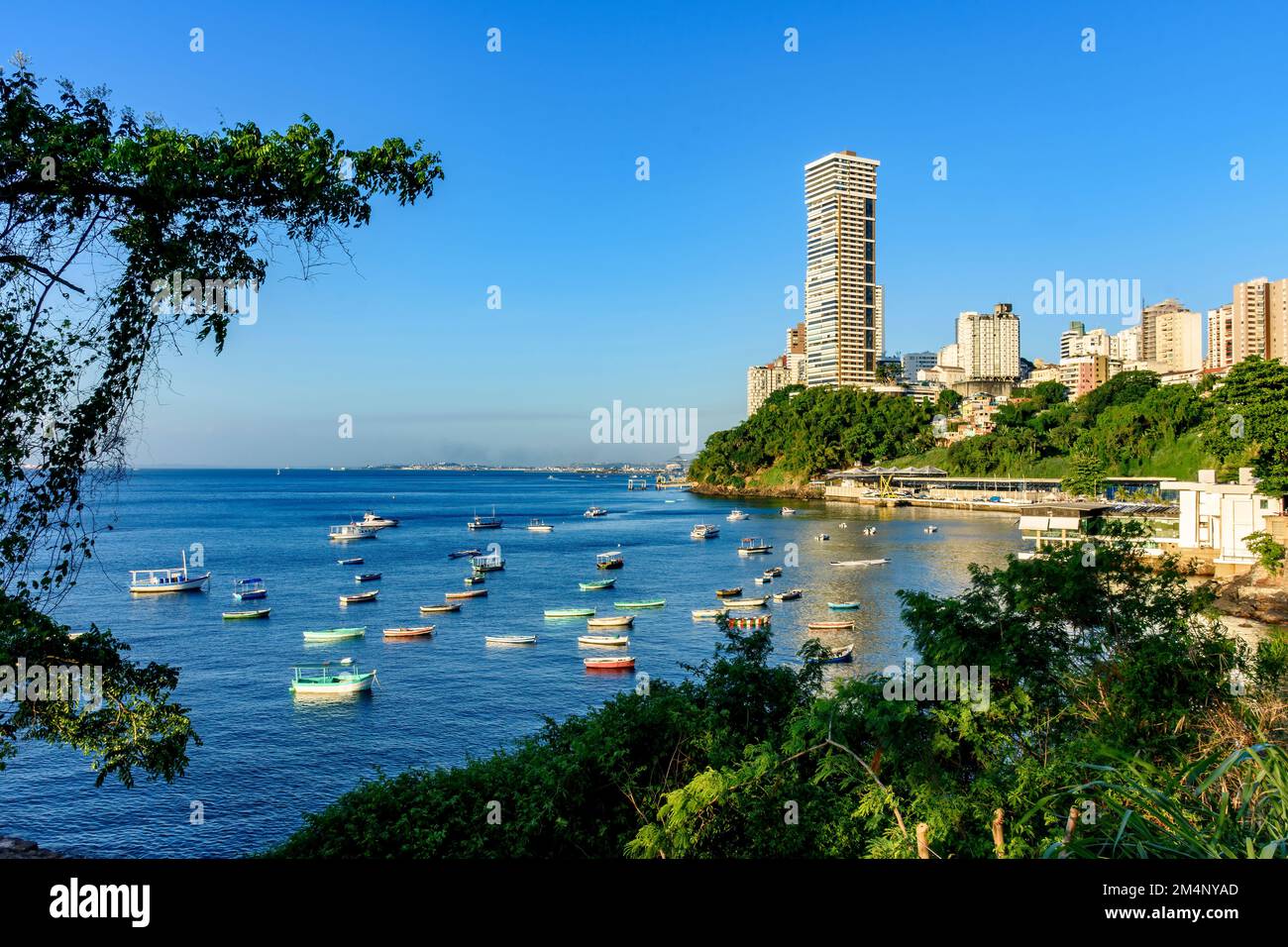 Blick auf die Stadt und die Gebäude von Salvador in Bahia mit Blick auf das Meer mit seinen Booten Stockfoto