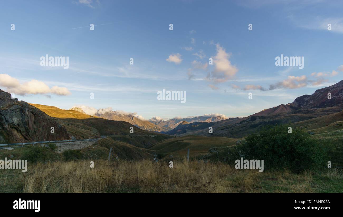 Landschaft am barranco del Bacarizal in den Pyrenäen an der französischen und spanischen Grenze bei Sonnenuntergang, Frontera del Portalet, Huesca, Spanien Stockfoto