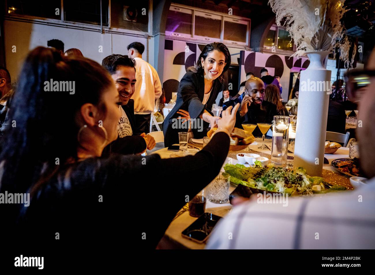 DEN HAAG - Influencer Anna Nooshin während eines Abendessens für junge Flüchtlinge. NPO FunX organisiert das Good Vibes Dinner, bei dem junge Flüchtlinge mit Gleichaltrigen in Kontakt kommen. ANP ROBIN UTRECHT niederlande raus - belgien raus Stockfoto