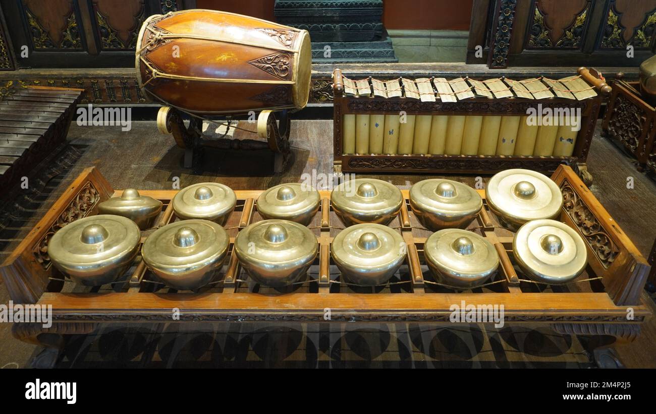 Gamelan ist ein traditionelles Musikinstrument in java. Javanesisches indonesien antikes Schnitzelchen Stockfoto