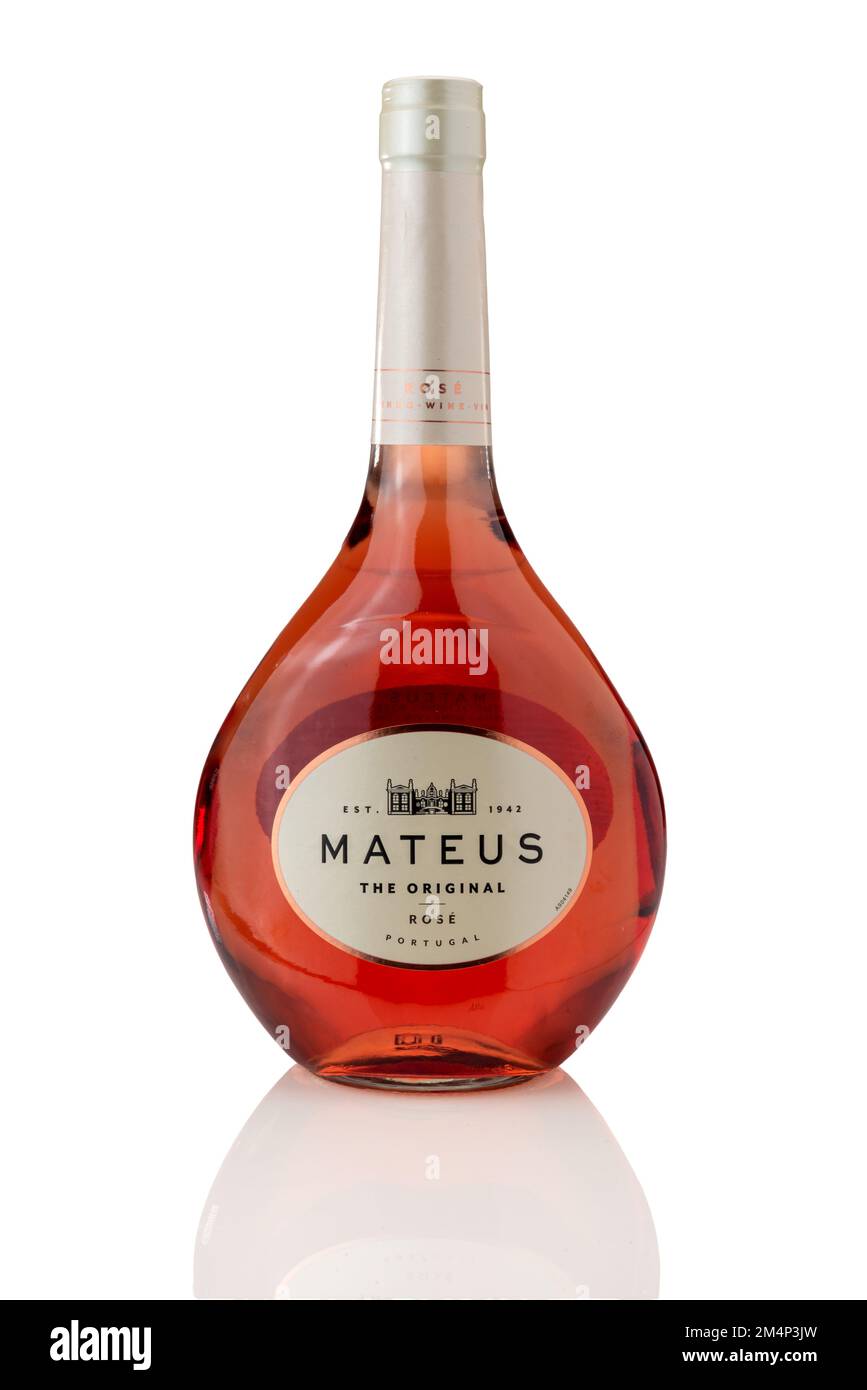Turin, Italien - 22. dezember 2022: Mateus-Roséweinflasche isoliert auf weißem, fomoso portugiesischem Wein, geschaffen 1942 von Fernando van Zeller Guede. Clip Stockfoto