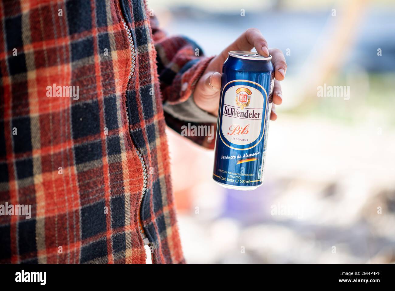 St. Wendeler Bier. Nahaufnahme, die ich bekam, als ich einen Auftritt für die deutsche Marke drehte. Ich denke, diese lebendigen Farben passen gut zum Bild. Stockfoto