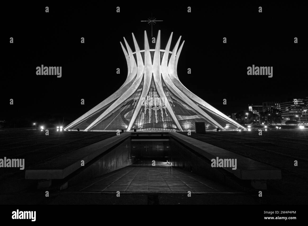 Die Fassade der Kathedrale von Brasilia bei Nacht in Brasilia, Brasilien, in Graustufen Stockfoto