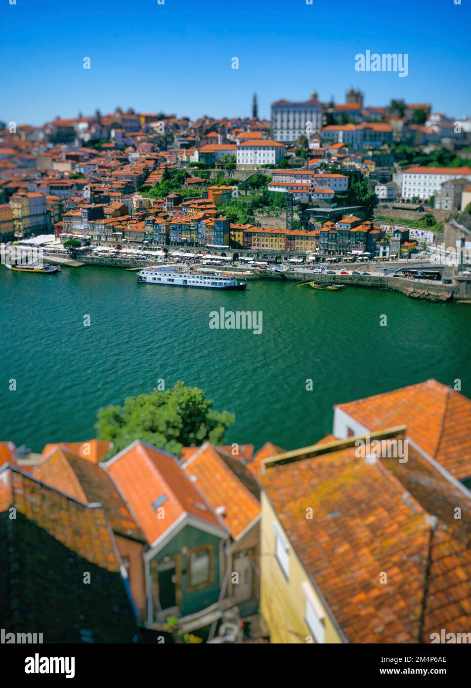 Blick über den Fluss Douro über das historische Zentrum von Porto, Portugal. Stockfoto