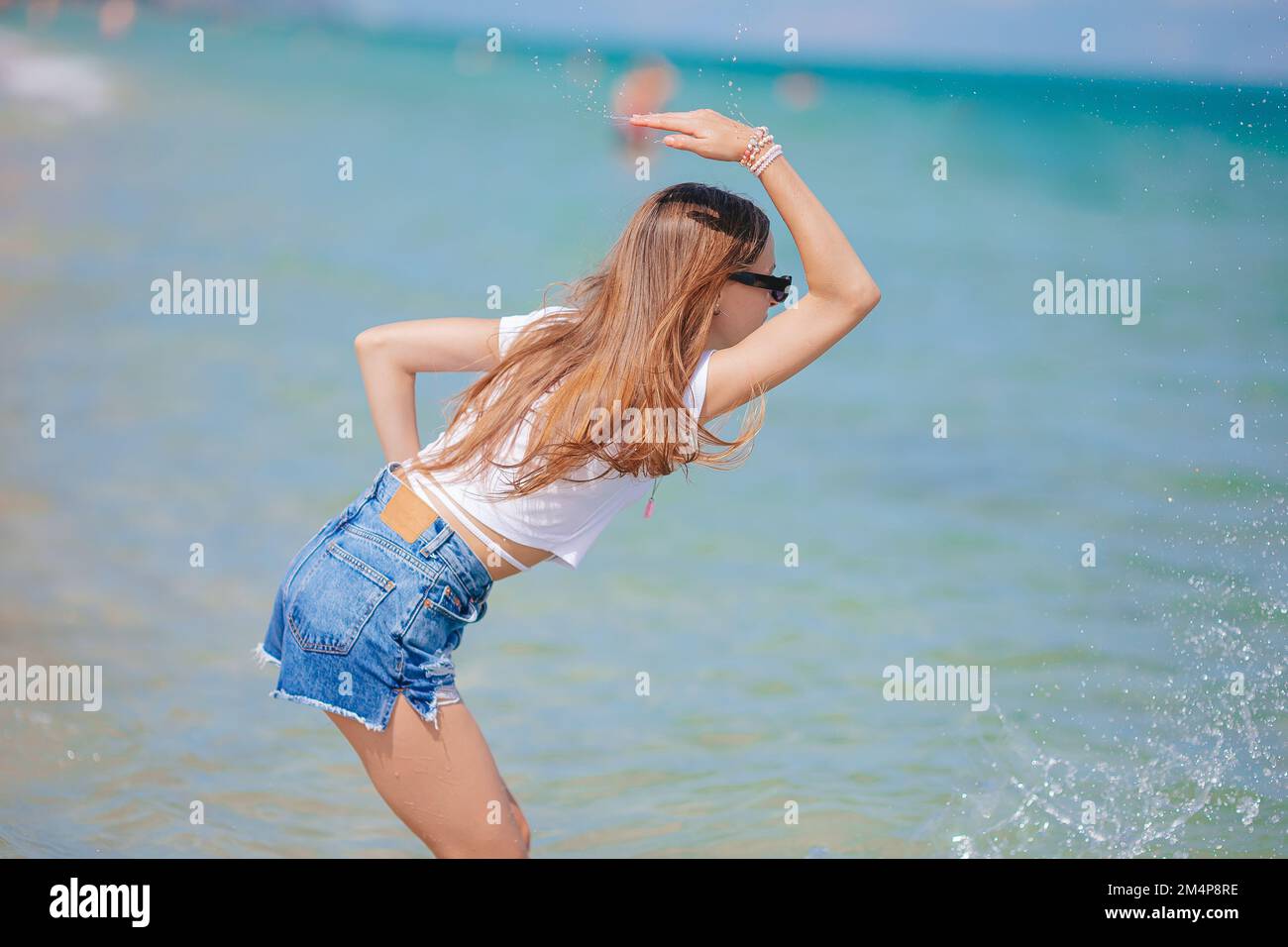 Bezauberndes Teenager-Mädchen am Strand Genießen Sie ihren Sommerurlaub Stockfoto