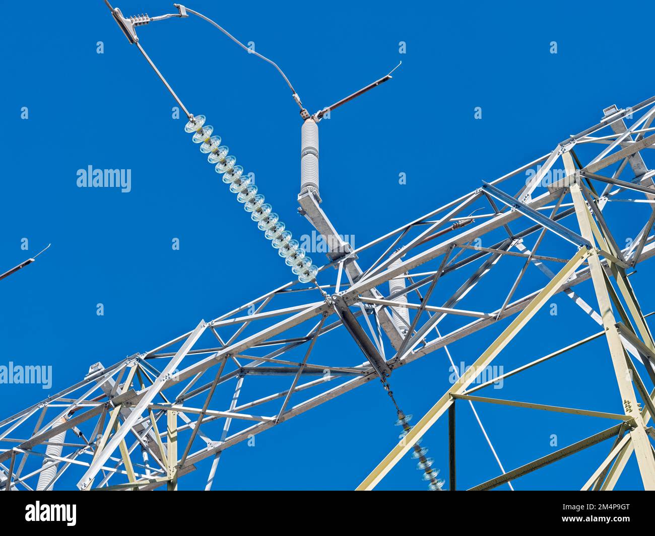 Detaildarstellung der Kabel und Isolatoren auf einem Hochspannungsübertragungsturm Stockfoto