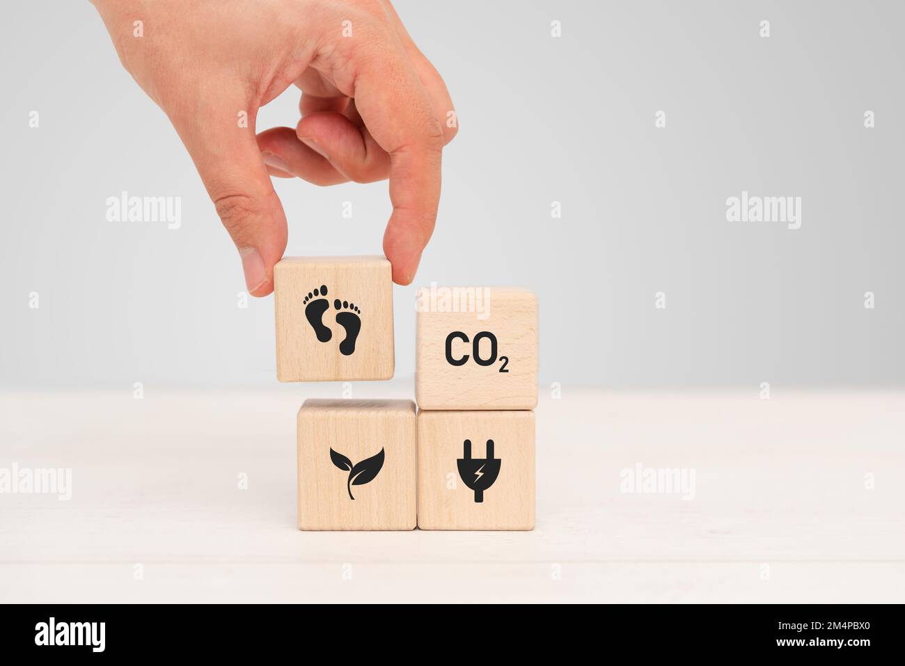 Kohlendioxid, CO2-Fußabdruck-Konzept mit Holzblöcken Stockfoto