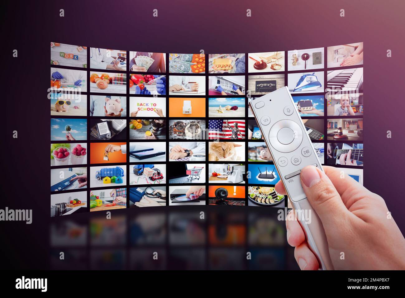 Multimedia-Video-Streaming-Konzept. Fernseher, Fernbedienung in der Hand Stockfoto