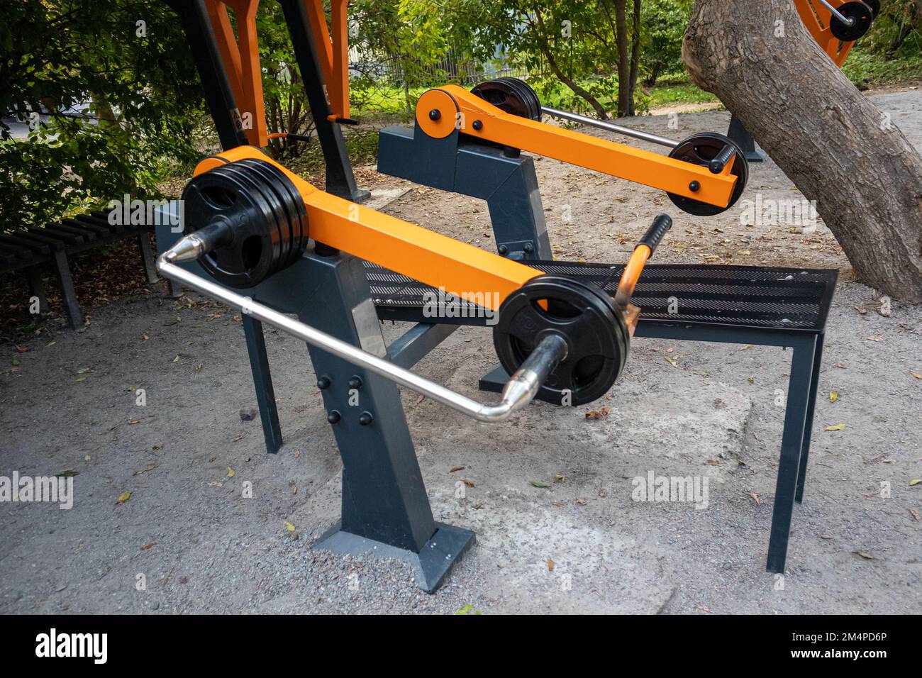 Sportplatz im Freien mit Geräten für Krafttraining im Park. Städtischer Fitnessraum im grünen Erholungsgebiet Stockfoto