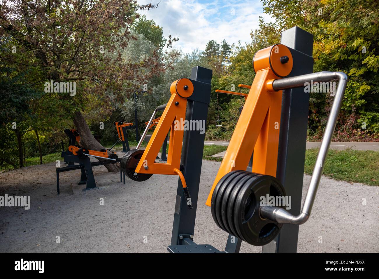 Sportplatz im Freien mit Geräten für Krafttraining im Stadtpark. Fitnessbereich im grünen Erholungsbereich Stockfoto