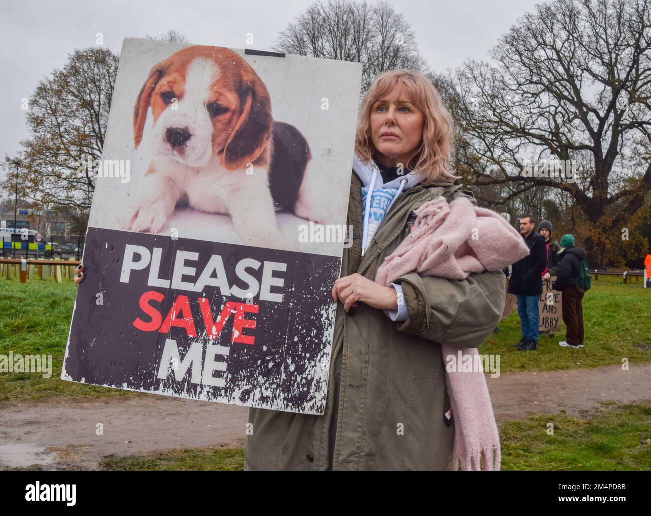 Huntingdon, Großbritannien. 22. Dezember 2022 Tierschutzaktivisten inszenierten einen Protest vor dem Hauptquartier der Cambridgeshire Constabulary in Huntingdon, in dem sie forderten, dass die Polizei zwei Beagle-Welpen freilässt, namens Love und Libby, Die zwei Tage zuvor von der Gruppe Animal Rebellion befreit wurden, als mehrere Aktivisten einbrachen und 18 Hunde aus der MBR Acres-Einrichtung befreiten, die Beagles für Tierversuche züchtete. Die beiden Welpen bleiben bei der Polizei, und es bleibt ungewiss, was sie mit ihnen Vorhaben. Stockfoto