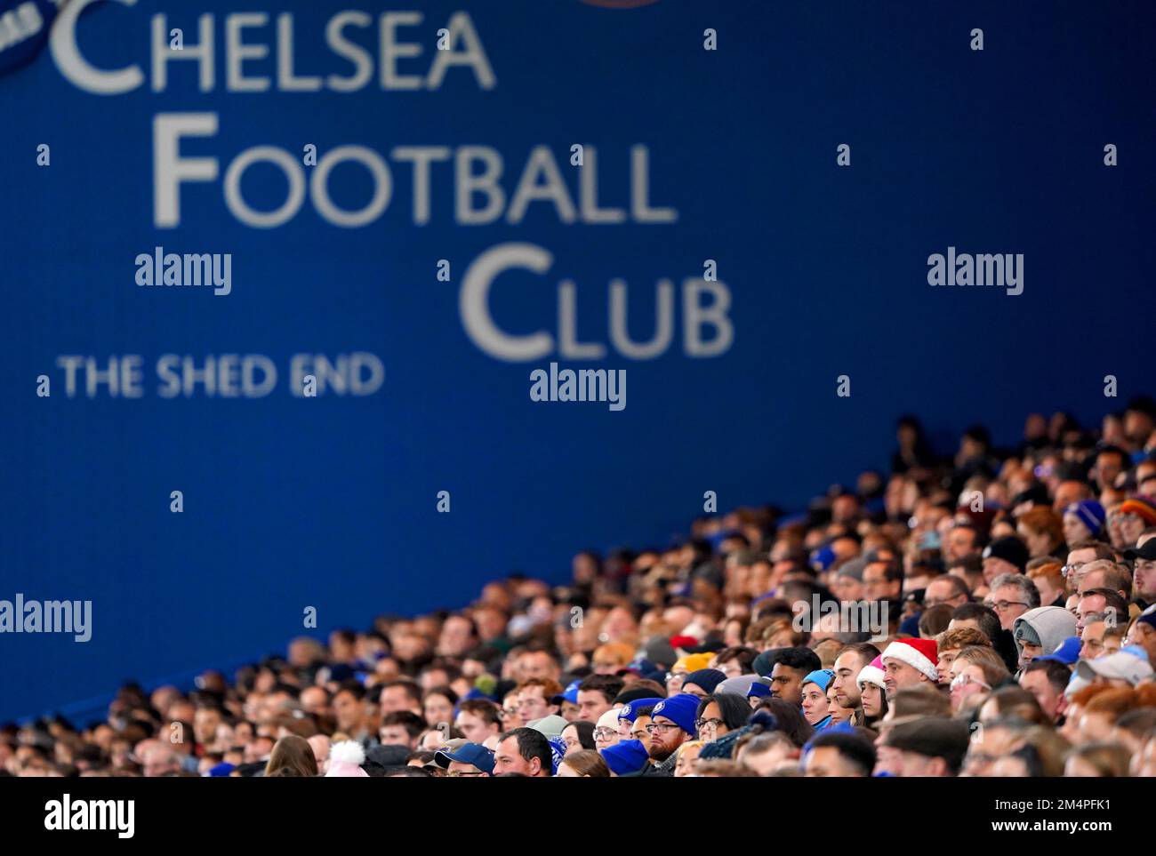 Eine allgemeine Ansicht der Fans auf den Tribünen während des Spiels der UEFA Women's Champions League Group A auf der Stamford Bridge, London. Foto: Donnerstag, 22. Dezember 2022. Stockfoto