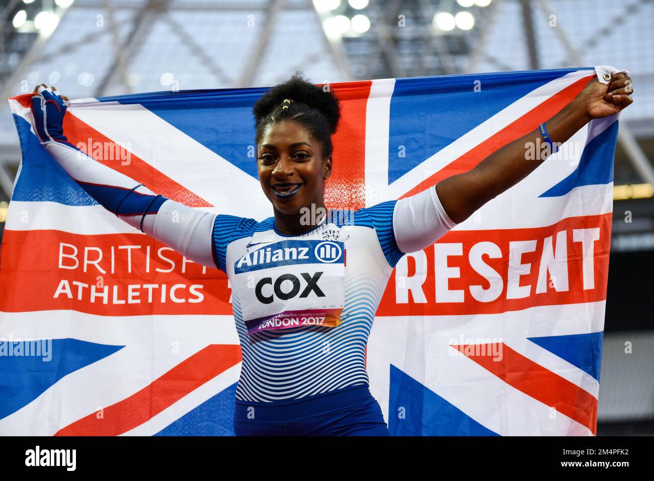 Kadeena Cox feiert den Sieg im T38 400m. Finale bei den World para Athletics Championships 2017 im London Stadium. Sie leidet an multipler Sklerose Stockfoto