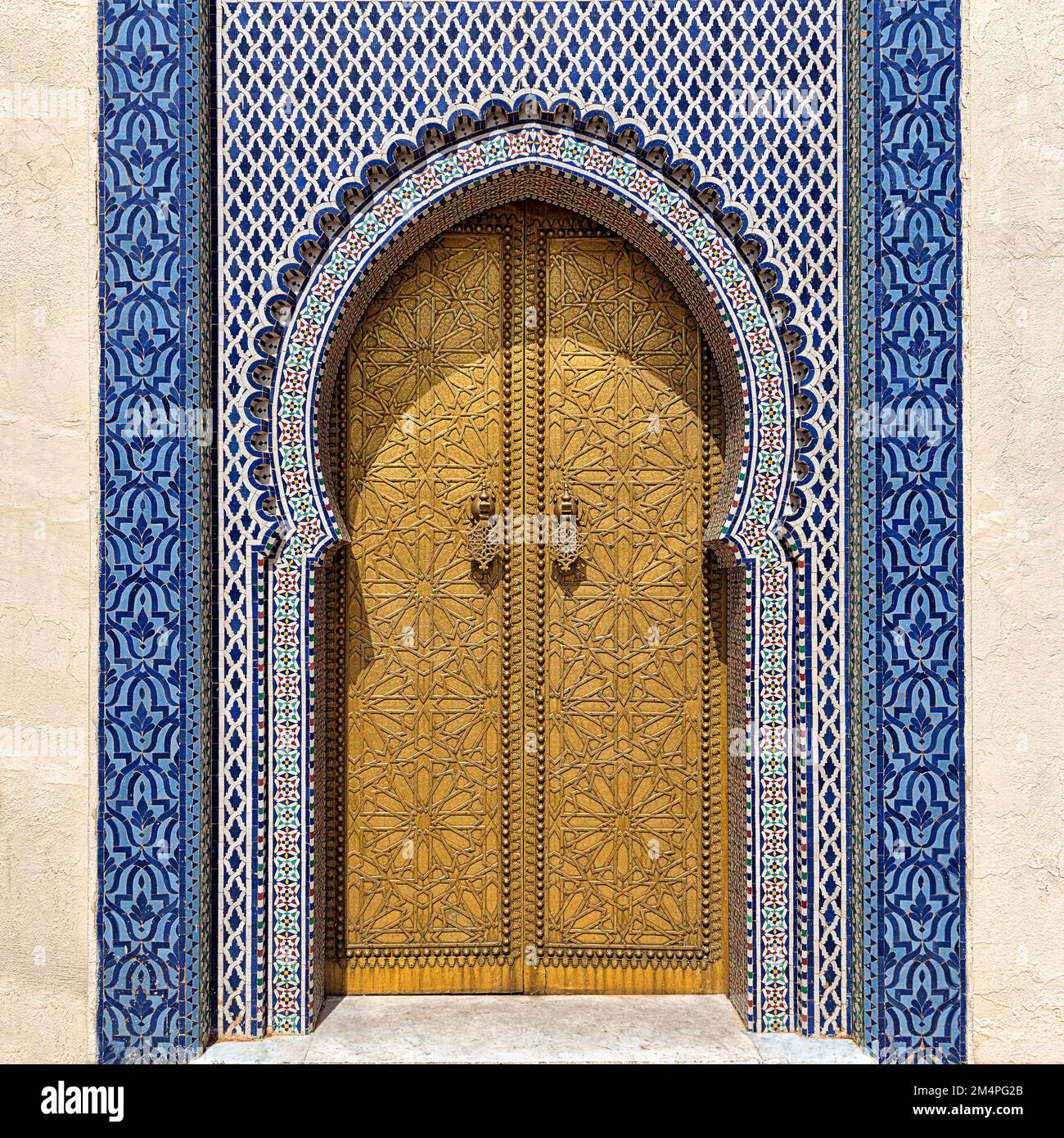 Messingtür mit Klopfern, Hufeisenbogen, Detail, Eingangstor zum königlichen Palast dar el Makhzen, Mosaiken, Fliesen, Neustadt, Fes, Marokko Stockfoto