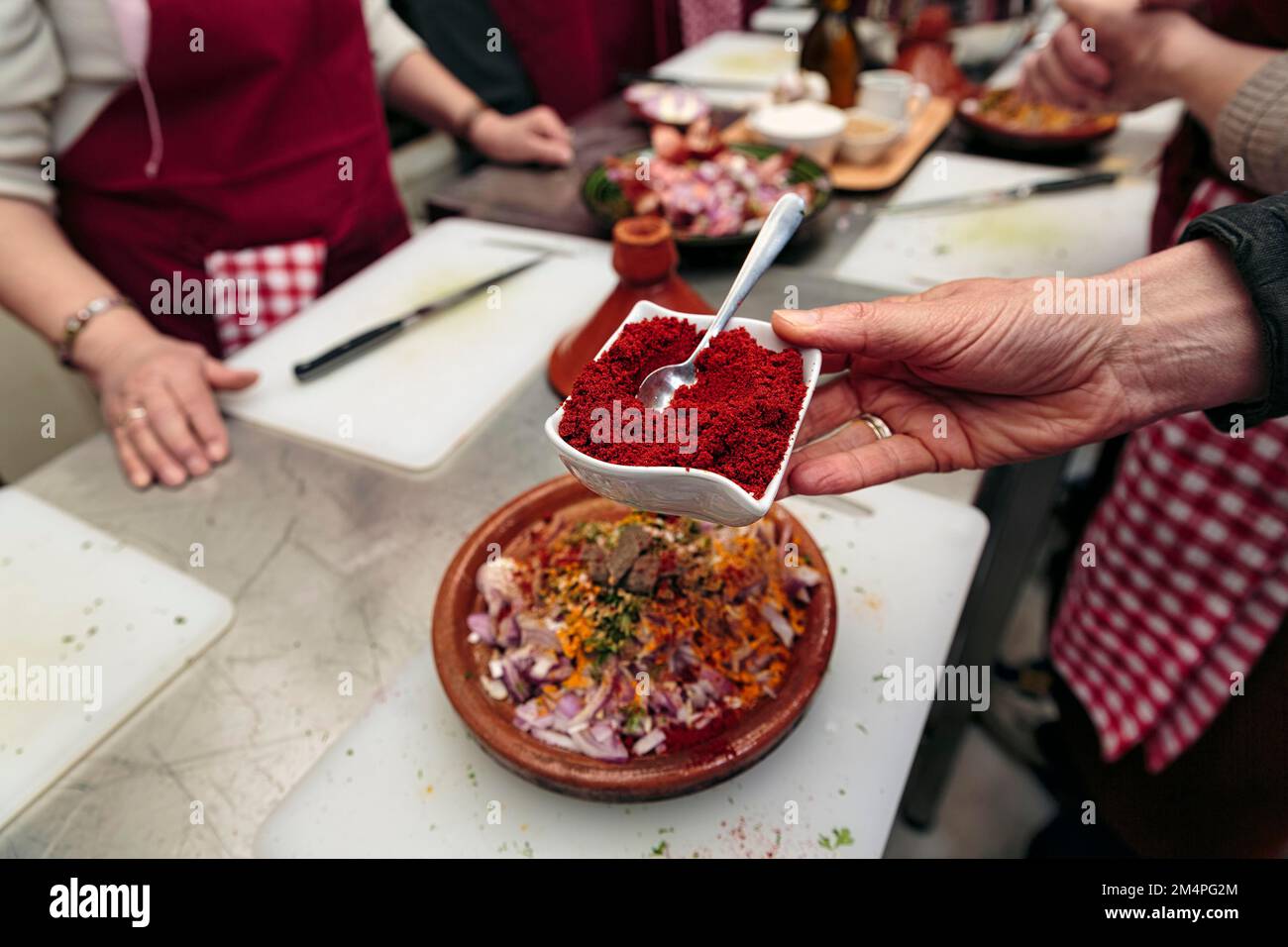 Rote Gewürze in einer Schüssel, Kochkurs, Kochen, Tajine, marokkanische Spezialität, Marrakesch, Marokko Stockfoto