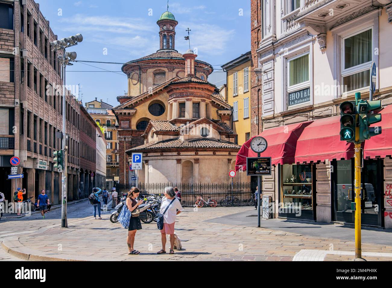 Via Giuseppe Mazzini mit der Kirche Santa Maria presso San Satiro, Mailand, Lombardei, Norditalien, Italien Stockfoto