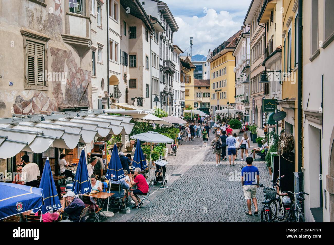 Silbergasse mit Restaurants in der Altstadt, Bozen, Provinz Bozen, Südtirol, Trentino Alto Adige, Norditalien, Italien Stockfoto