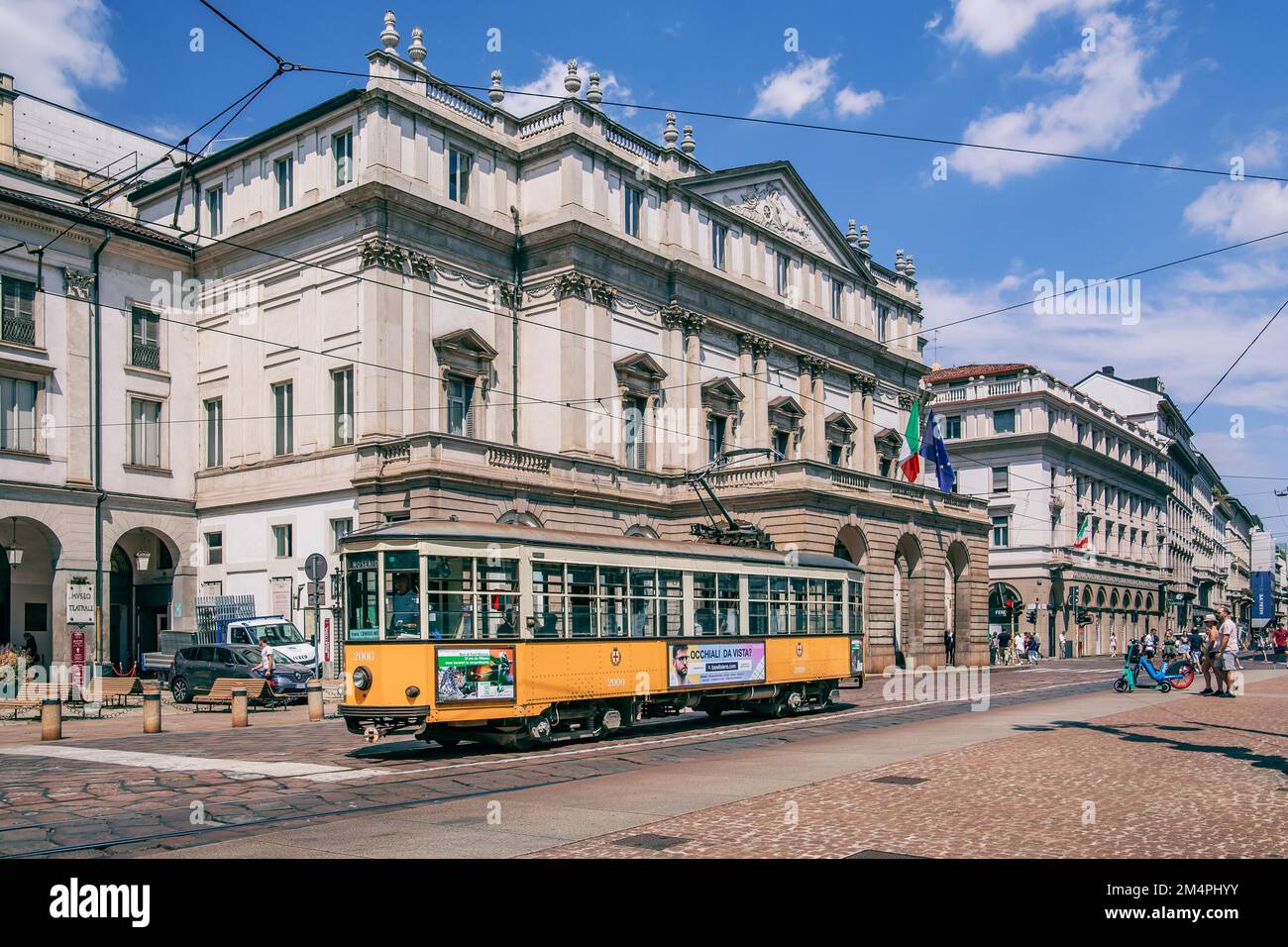 Historische Straßenbahn vor der Scala in Mailand, Piazza della Scala, Mailand, Lombardei, Norditalien, Italien Stockfoto