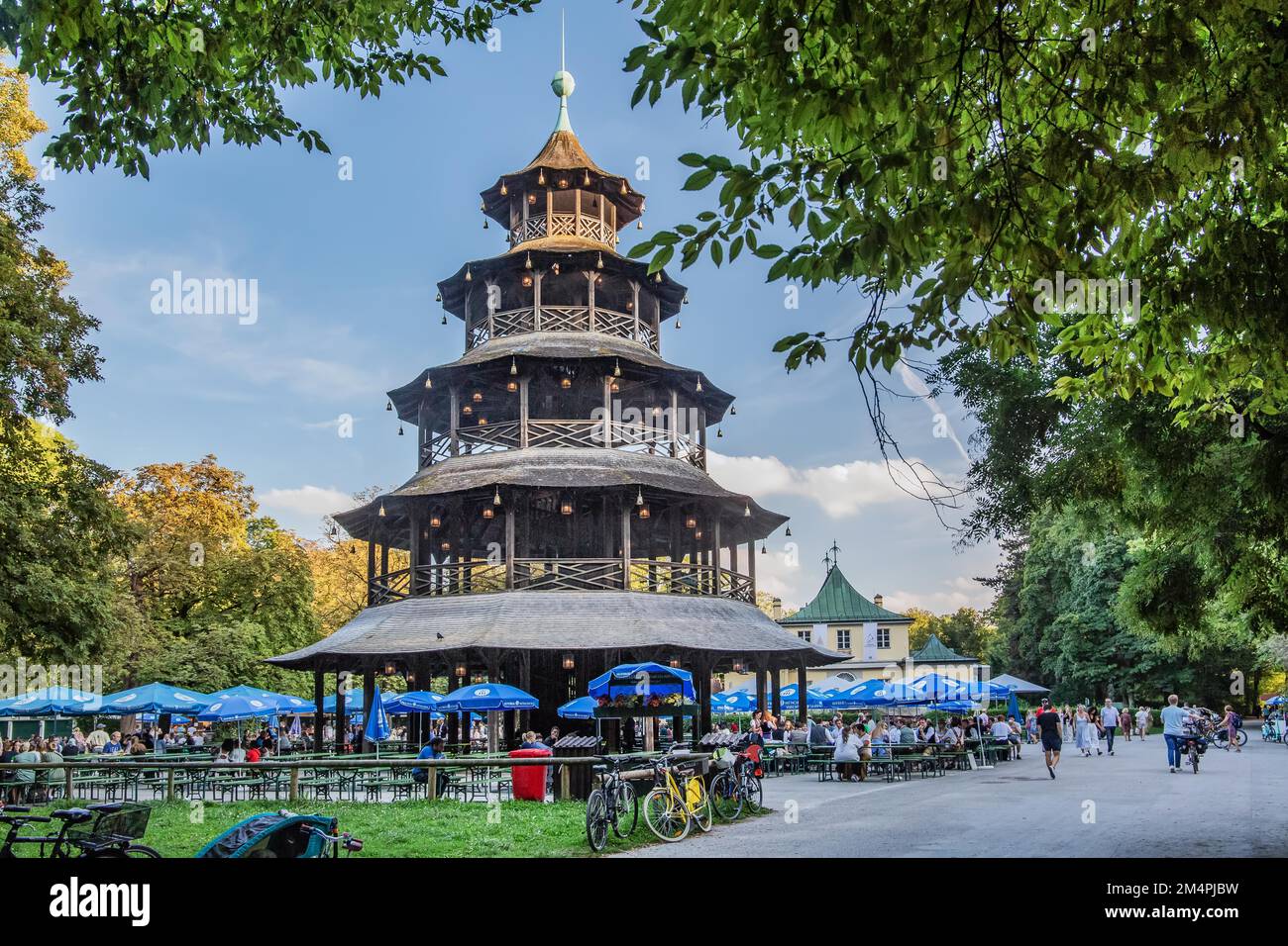 Biergarten im Chinesischen Turm im Englischen Garten in der Abendsonne, München, Oberbayern, Bayern, Deutschland Stockfoto