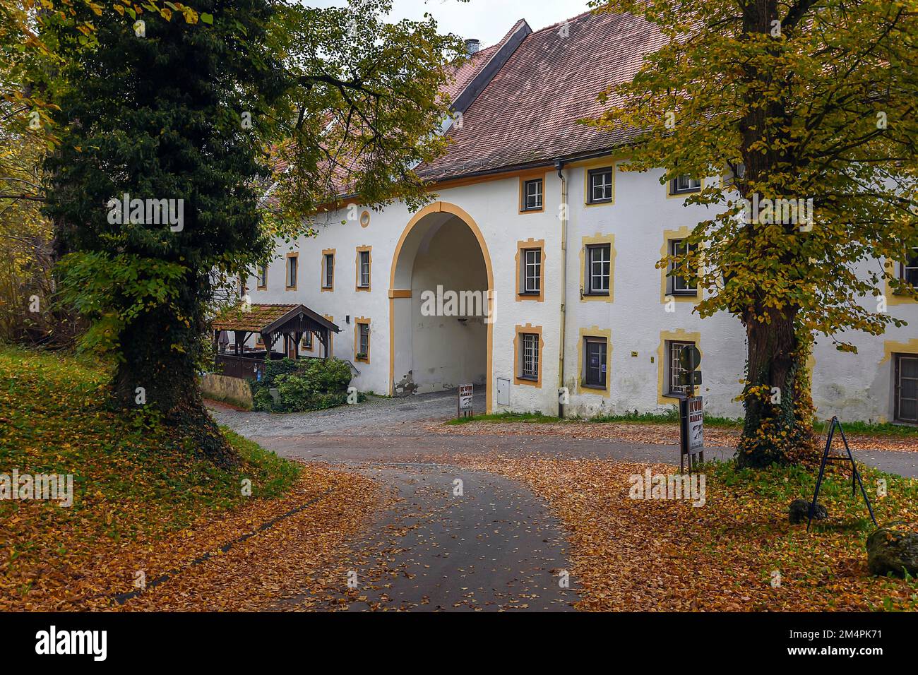 Haupteingangsportal von 1735 des ehemaligen Baumburger Klosters, Altenmarkt an der Alz, Chiemgau, Bayern, Deutschland Stockfoto