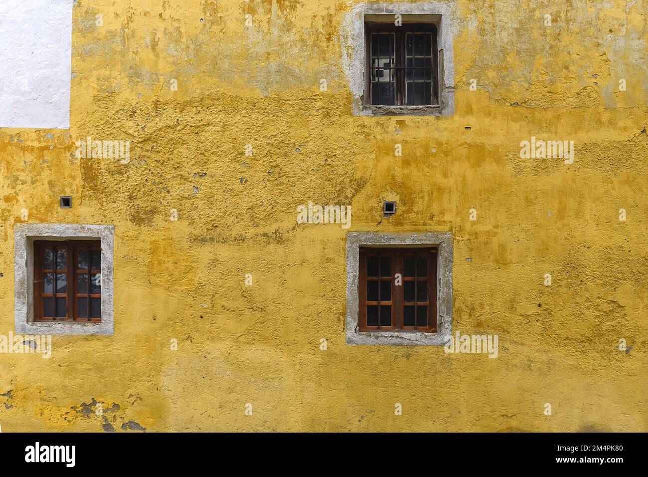 Fenster in der alten Mauer des ehemaligen Baumburger Klosters, Altenmarkt an der Alz, Chiemgau, Bayern, Deutschland Stockfoto