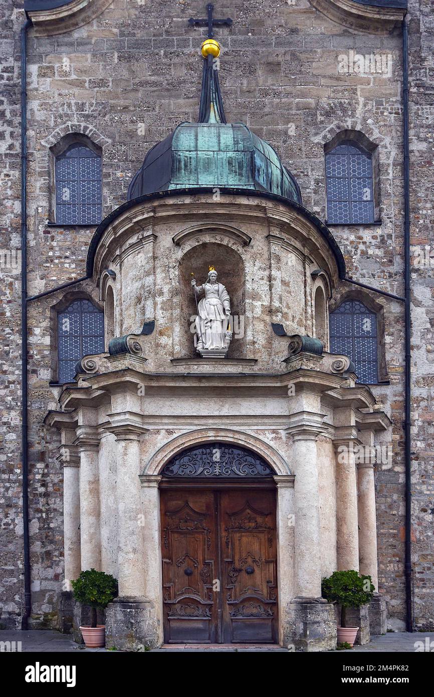 Haupteingangsportal der ehemaligen Klosterkirche St. Margareta, c. 1750, Baumburg, Altenmarkt an der Alz, Chiemgau, Bayern, Deutschland Stockfoto