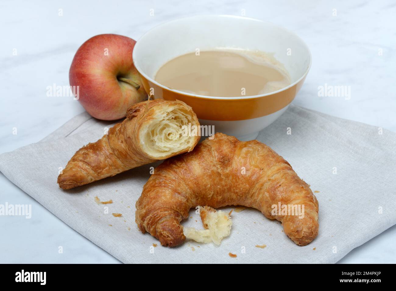 Kaffee mit Milch in der Schüssel und Croissants, Frühstück Stockfoto