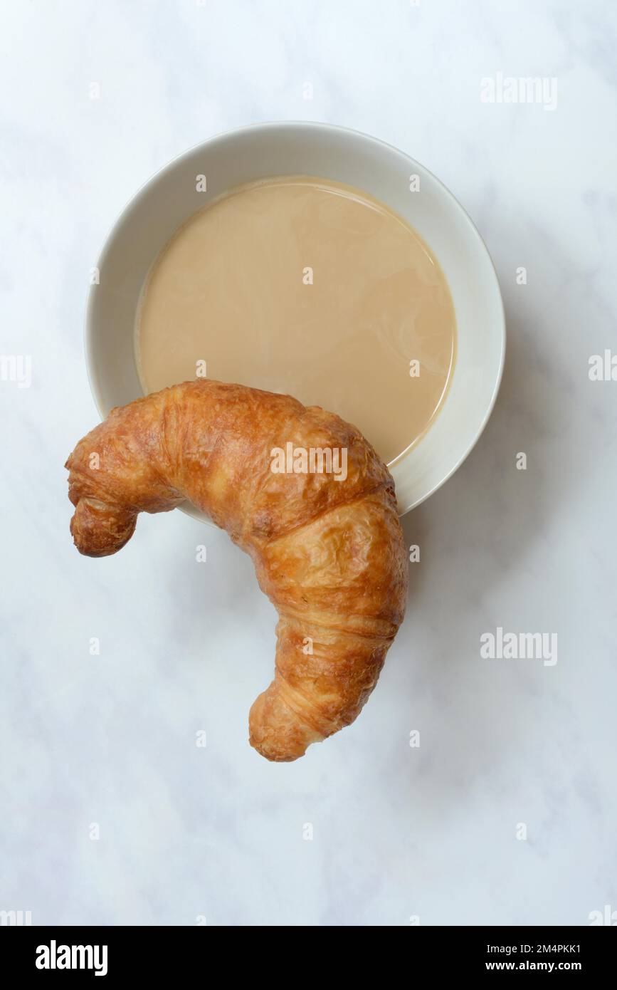Kaffee mit Milch in der Schüssel und Croissants, Frühstück Stockfoto
